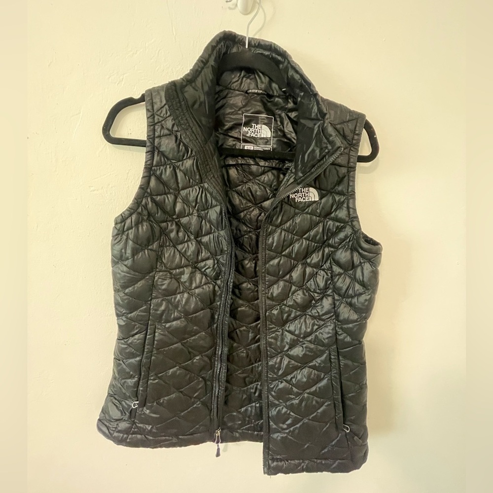 The north face size small puffer vest